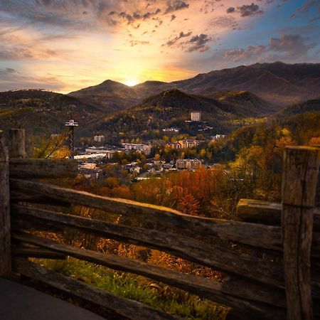 Moonshine Chalet, Hot Tub, Pool Access, Wifi, 1089 Free Tickets Each Paid Day, Dollywood And More ガトリンバーグ エクステリア 写真