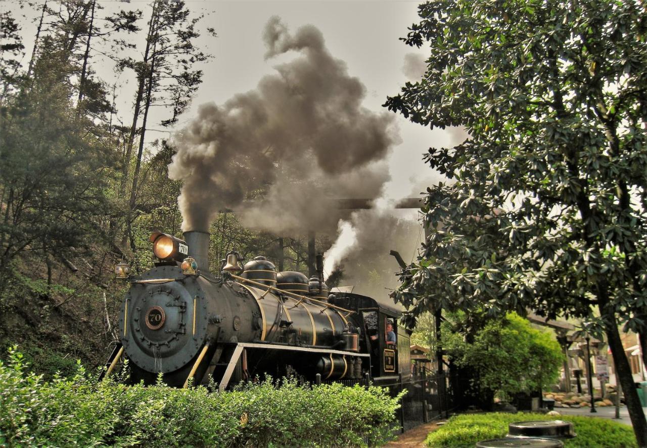 Moonshine Chalet, Hot Tub, Pool Access, Wifi, 1089 Free Tickets Each Paid Day, Dollywood And More ガトリンバーグ エクステリア 写真
