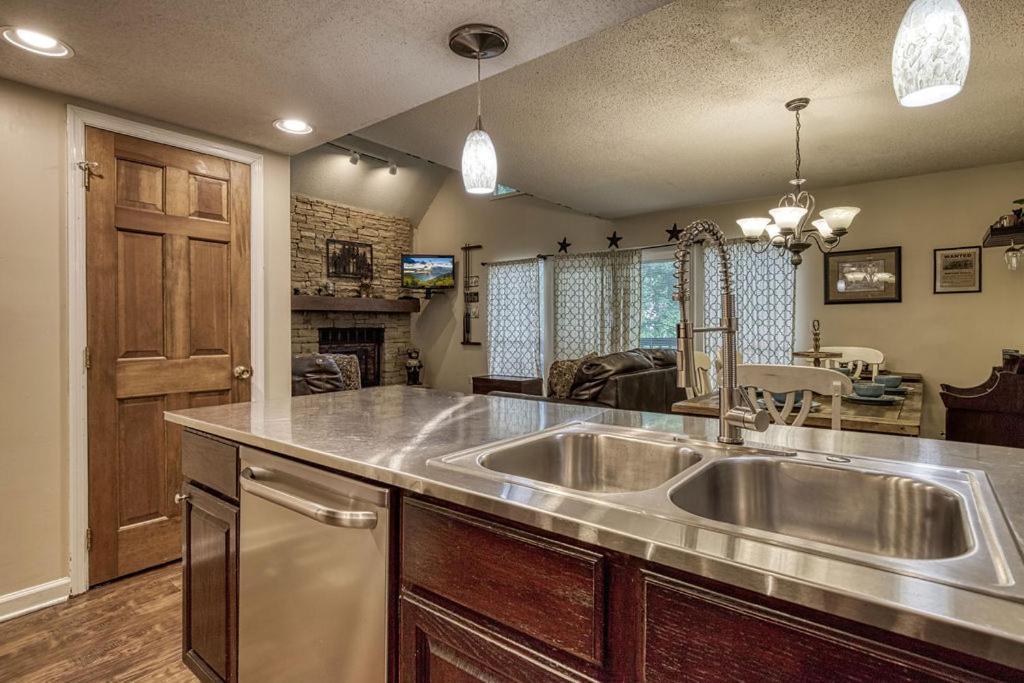 Moonshine Chalet, Hot Tub, Pool Access, Wifi, 1089 Free Tickets Each Paid Day, Dollywood And More ガトリンバーグ エクステリア 写真