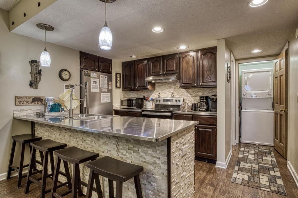 Moonshine Chalet, Hot Tub, Pool Access, Wifi, 1089 Free Tickets Each Paid Day, Dollywood And More ガトリンバーグ エクステリア 写真