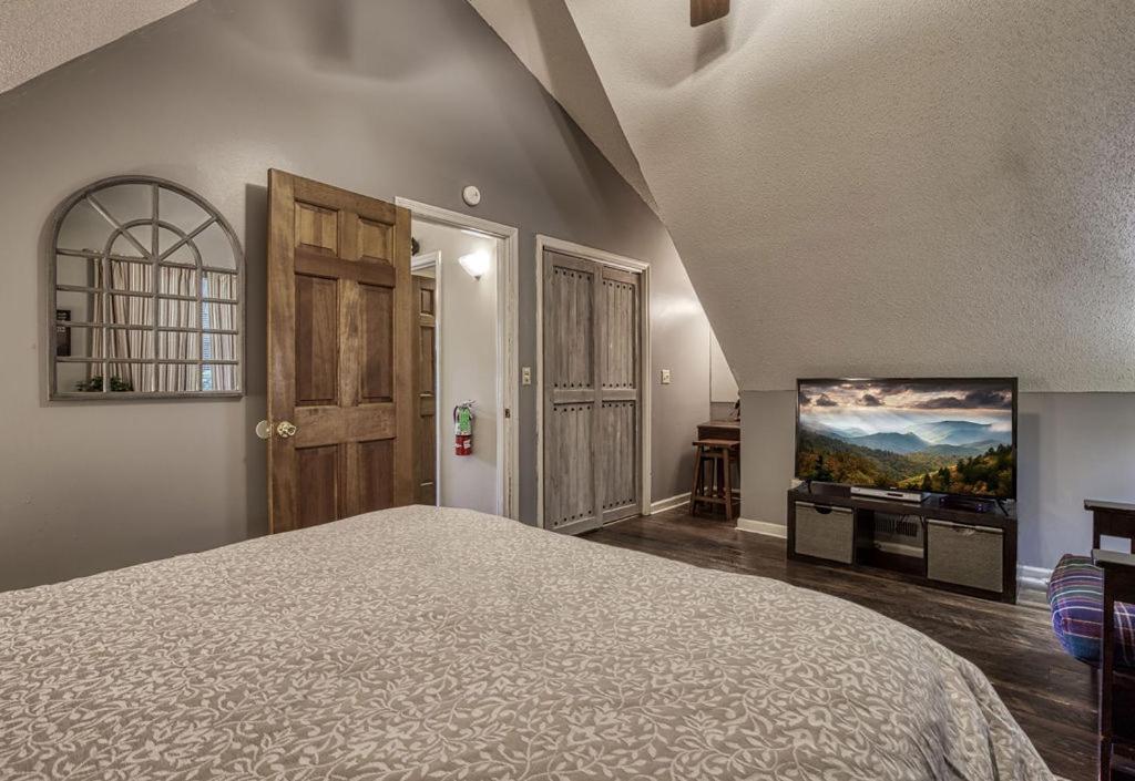 Moonshine Chalet, Hot Tub, Pool Access, Wifi, 1089 Free Tickets Each Paid Day, Dollywood And More ガトリンバーグ エクステリア 写真
