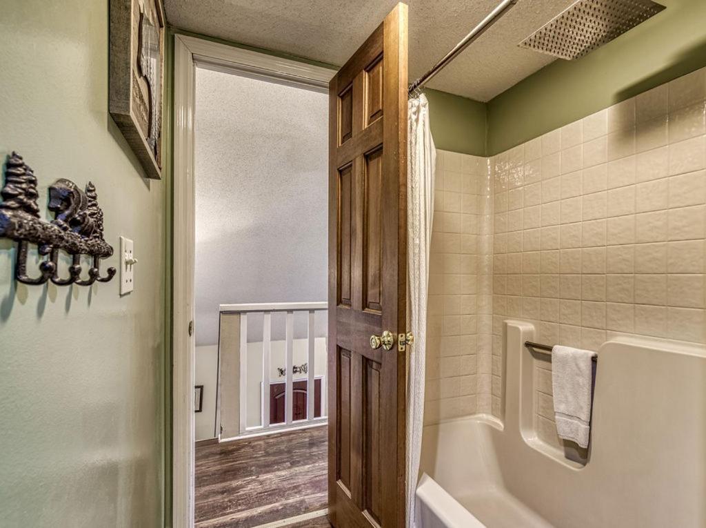 Moonshine Chalet, Hot Tub, Pool Access, Wifi, 1089 Free Tickets Each Paid Day, Dollywood And More ガトリンバーグ エクステリア 写真
