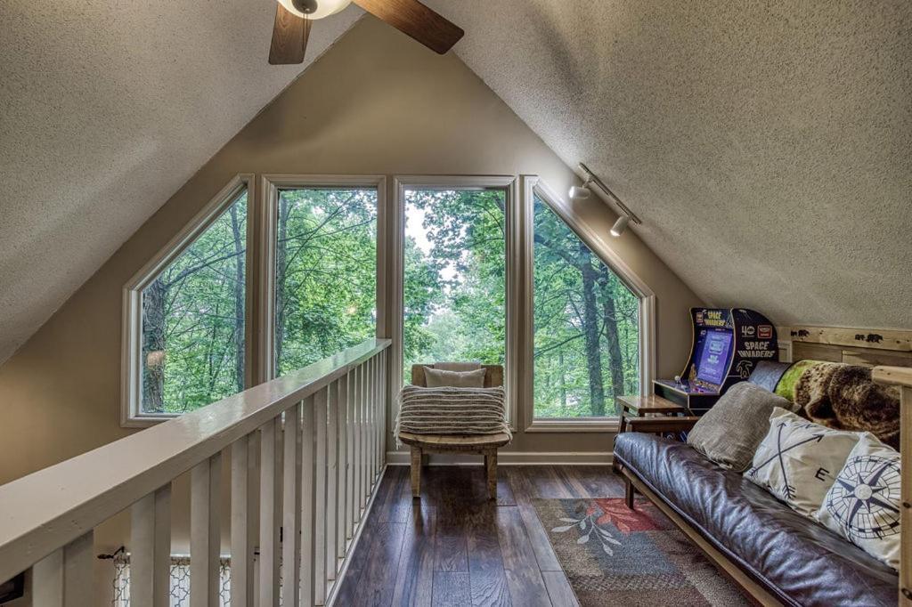 Moonshine Chalet, Hot Tub, Pool Access, Wifi, 1089 Free Tickets Each Paid Day, Dollywood And More ガトリンバーグ エクステリア 写真