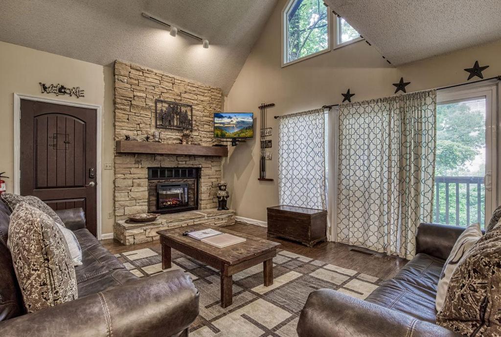Moonshine Chalet, Hot Tub, Pool Access, Wifi, 1089 Free Tickets Each Paid Day, Dollywood And More ガトリンバーグ エクステリア 写真