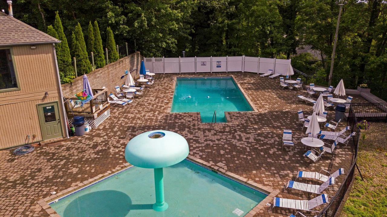 Moonshine Chalet, Hot Tub, Pool Access, Wifi, 1089 Free Tickets Each Paid Day, Dollywood And More ガトリンバーグ エクステリア 写真